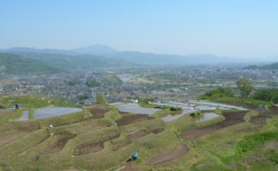 眼下に市街地や善光寺平の眺望