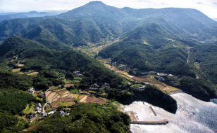 安満岳のふもとに広がる春日集落（撮影：日暮雄一）