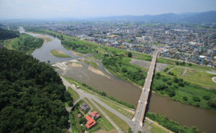 最上川上流域における長井の町場景観（長井橋上空から宮のまちなみを望む)