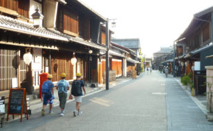 川原町地区　白木格子の町並み