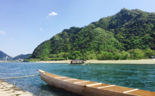 鵜舟の浮かぶ長良川と金華山